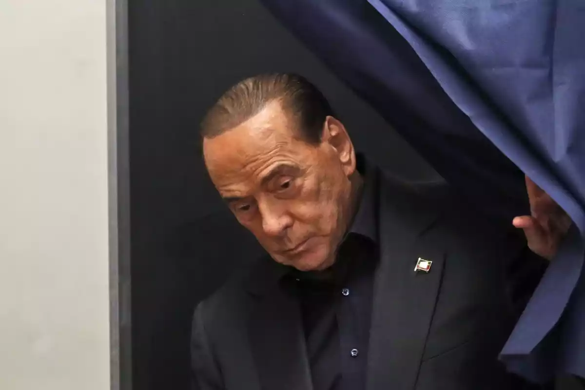 Silvio Berlusconi saliendo de una cabina electoral