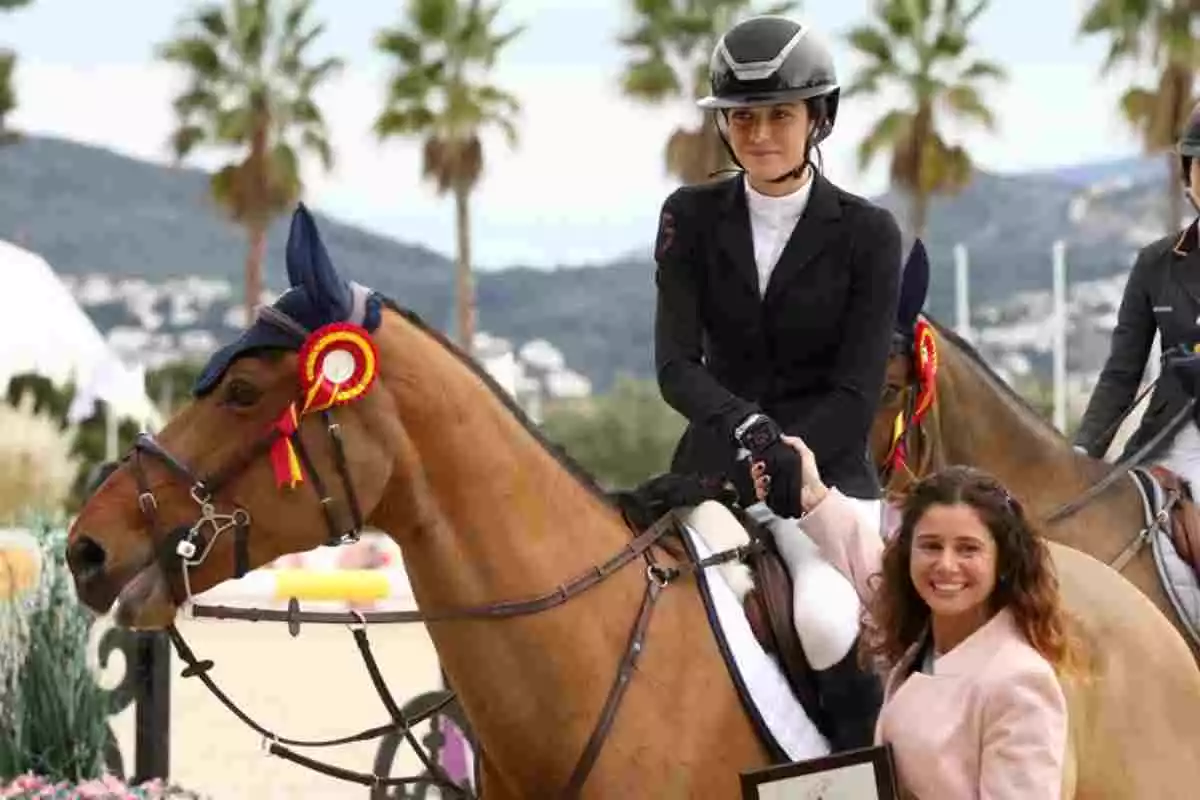 Sira Martínez Cullell recogiendo un premio a lomos de su caballo.