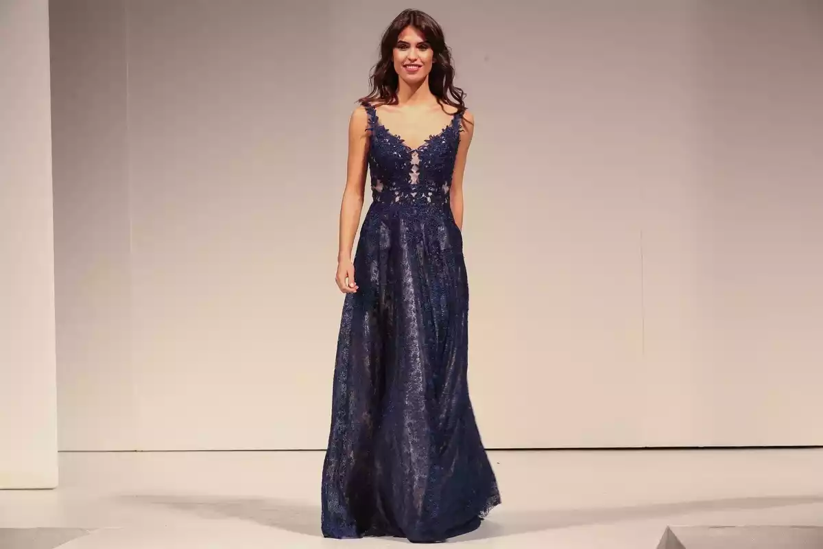 Sofía Suescun con un elegante vestido azul en un desfile de moda