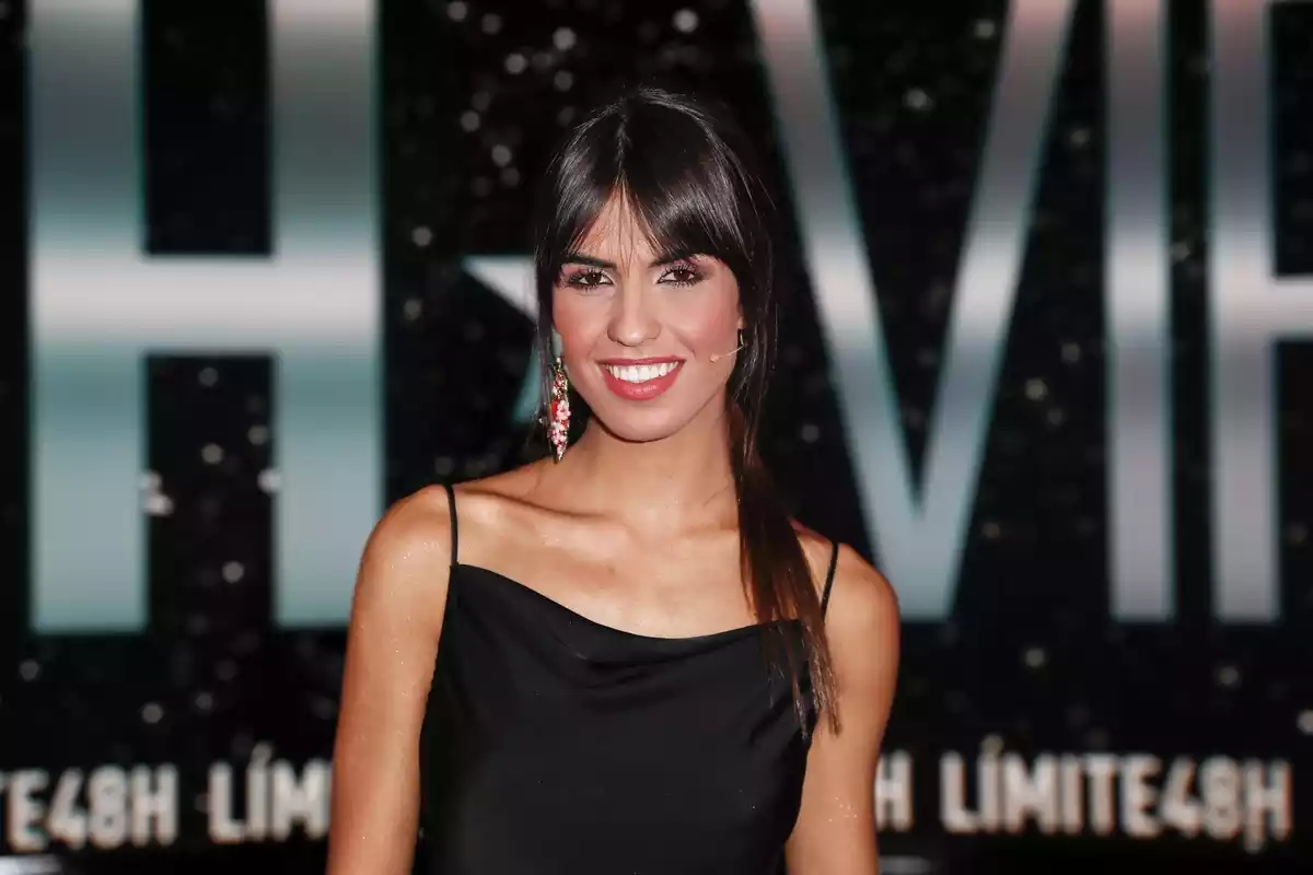 Sofía Suescun con vestido negro de tirante en un plató de Telecinco