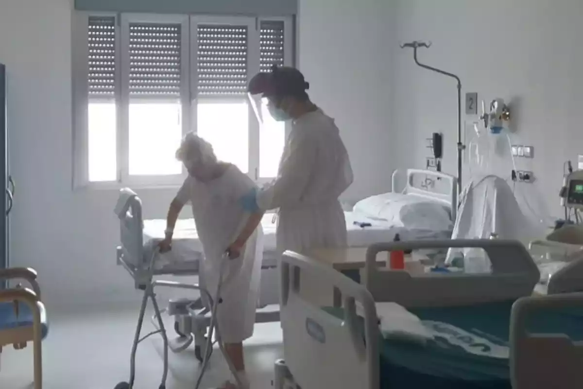 Un paciente del Hospital Virgen de las Nieves de Granada y un profesional sanitario con EPIs