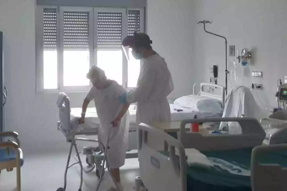 Un paciente del Hospital Virgen de las Nieves de Granada y un profesional sanitario con EPIs