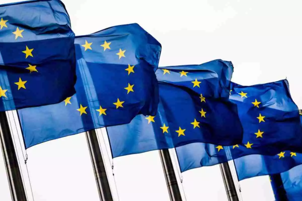 Varias banderas con el logo de la Unión Europea