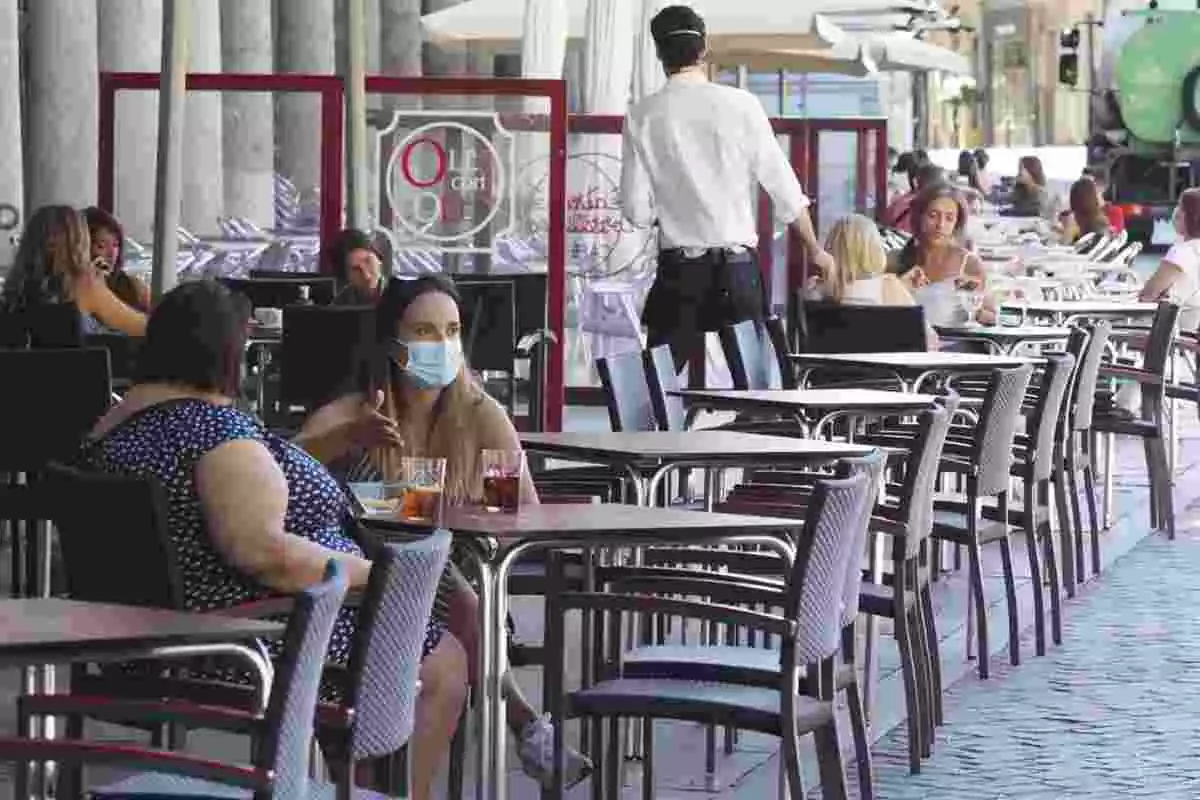 Varias personas disfrutan en una terraza en las inmediaciones de la Plaza Mayor de Valladolid