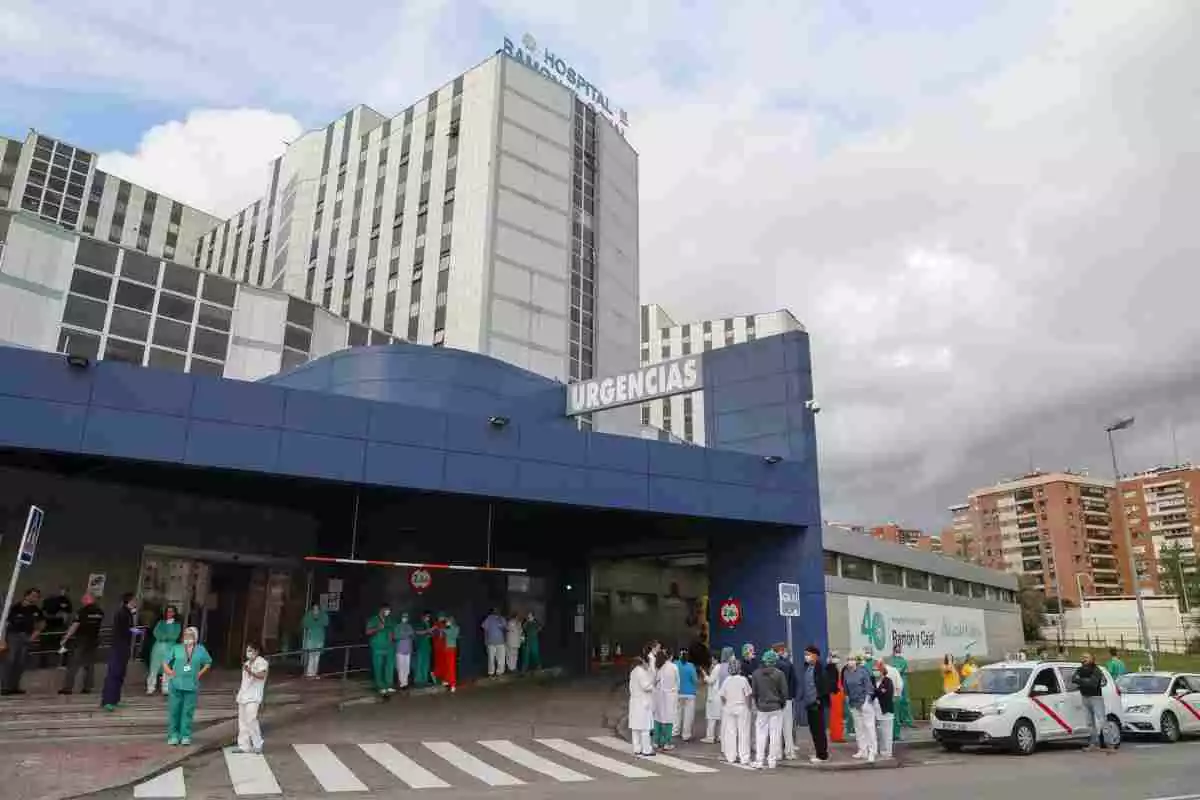 Vista general del Hospital Ramón y Cajal de Madrid con los sanitarios fuera