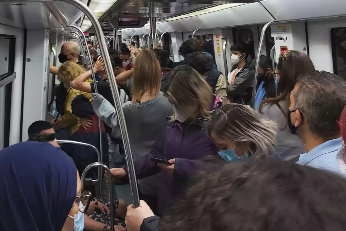 Aglomeración de gente en el metro de Barcelona tras haber cerrado los bares en octubre