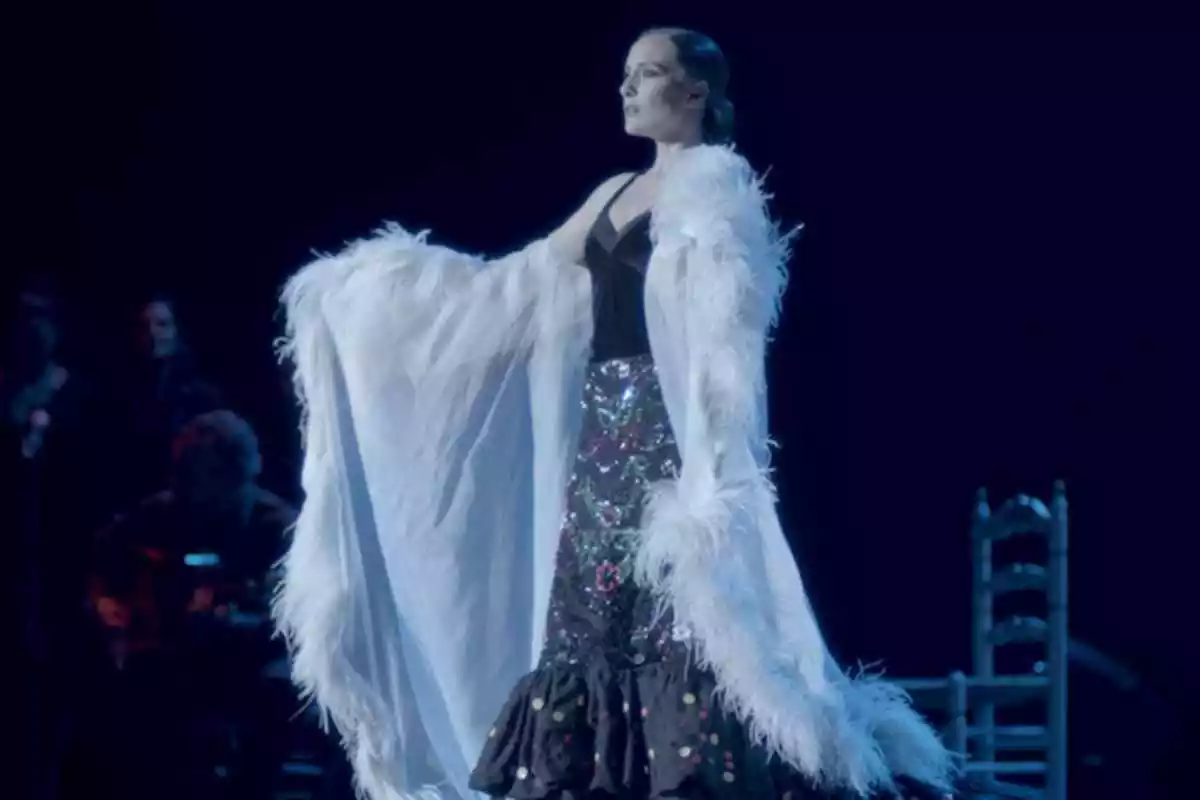Anabel Dueñas con una bata blanca de plumas durante el musical 'Qué no daría yo por ser...Rocío Jurado'