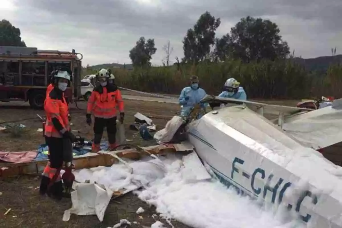 Bomberos del CPB realiza tareas de rescate de dos personas tras estrellarse una avioneta en Vélez-Málaga