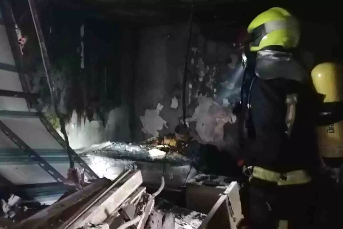 Bomberos en el domicilio en el que ha habido una explosión en Soria