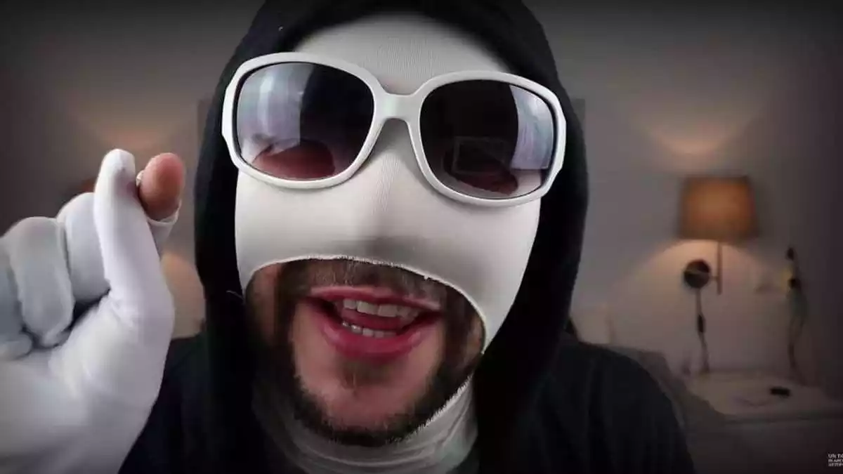 Captura de pantalla de Un tío blanco hetero con máscara blanca y gafas
