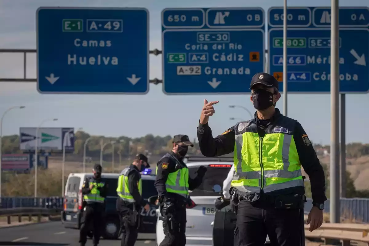 Control policial por el cierre perimetral en Sevilla