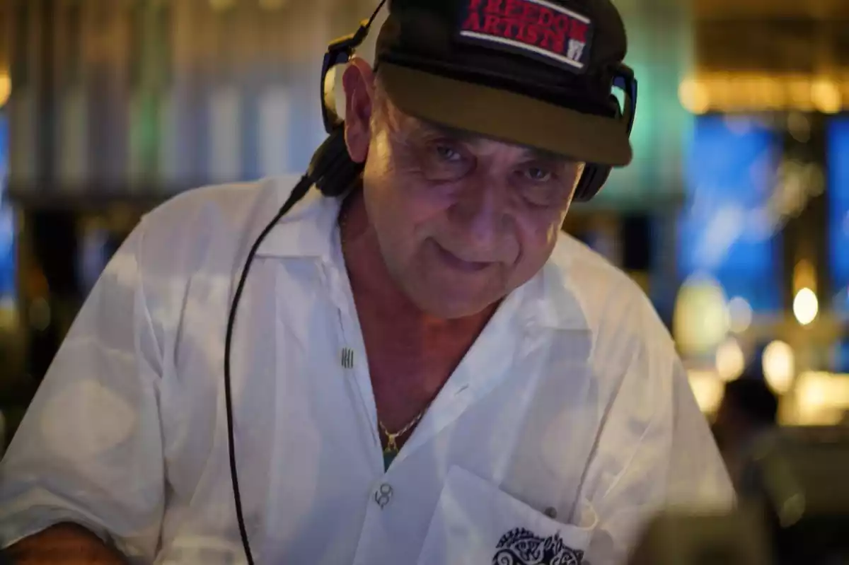 El DJ josé Padilla con camiseta blanca y gorra