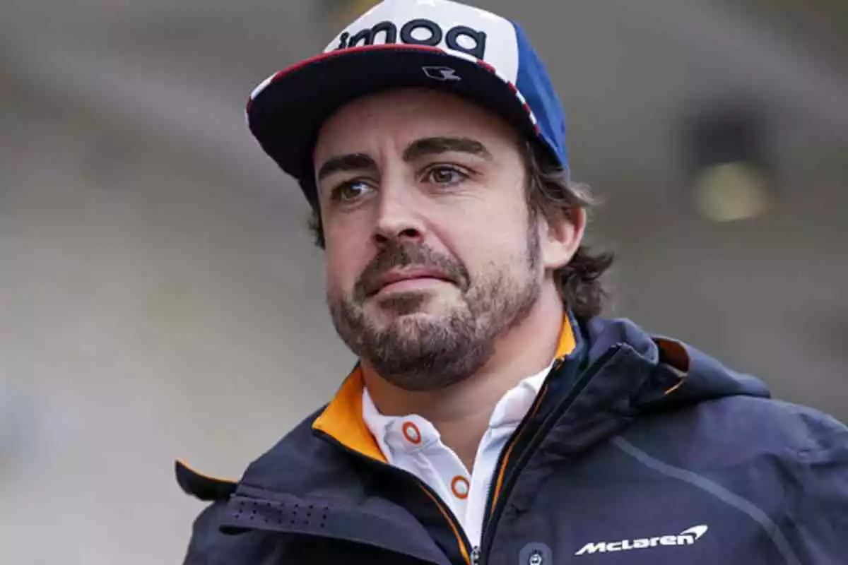 Fernando Alonso con gorra y anorak