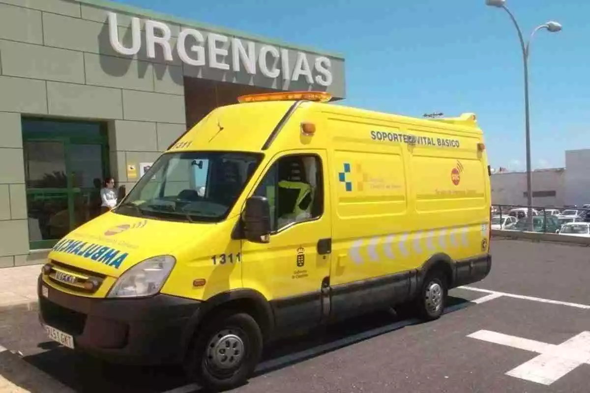 Imagen de archivo de una ambulancia en Canarias