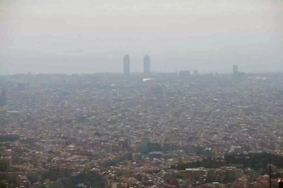 Imagen de la ciudad de Barcelona bajo una capa densa de contaminantes