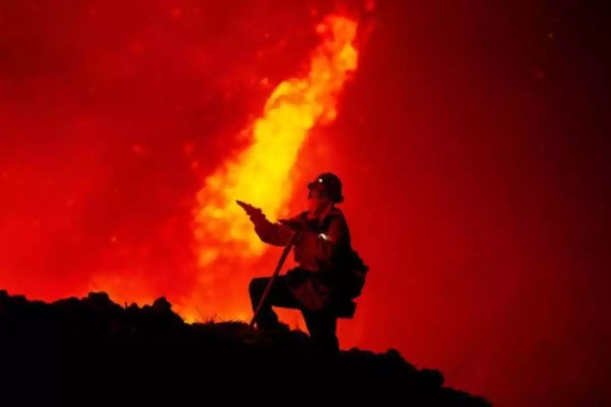 Imagen de un bombero luchando contra el incendio forestal