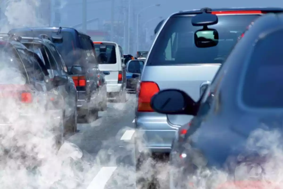 Imagen de una gran contaminación por vehículos en una carretera