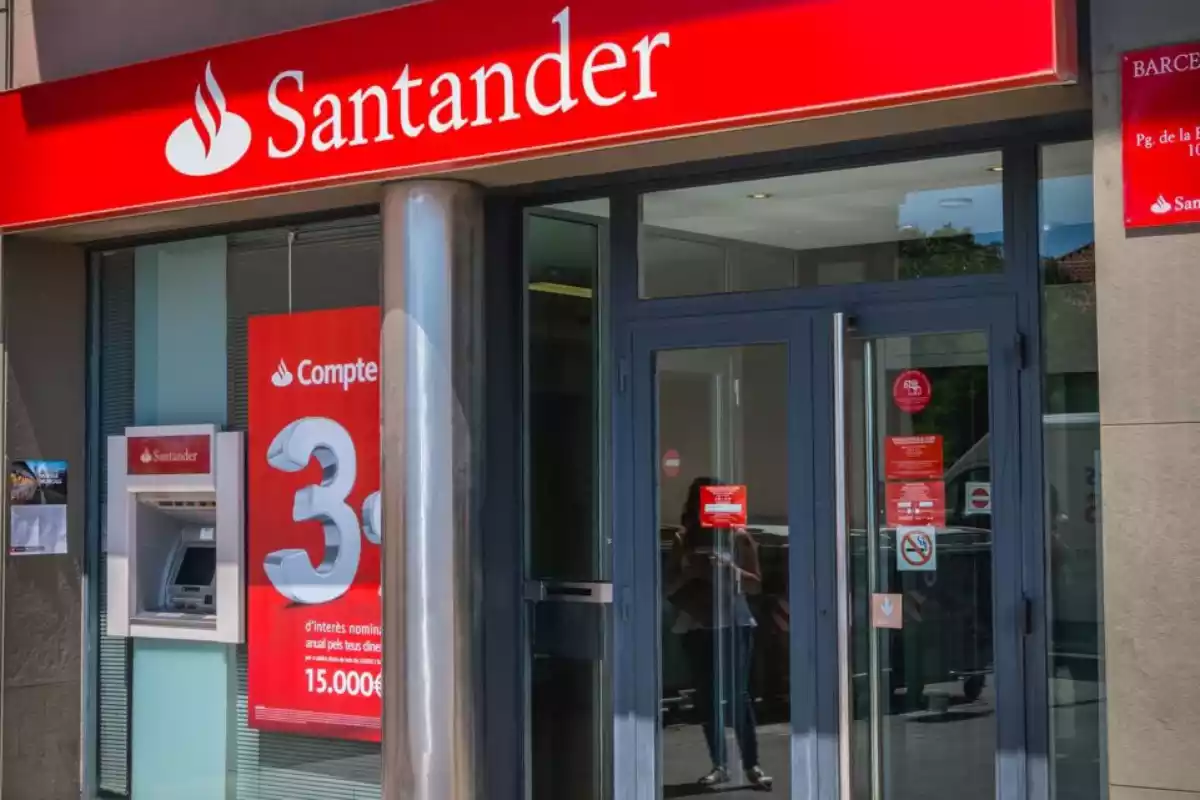 Imagen del frente de un banco Santander