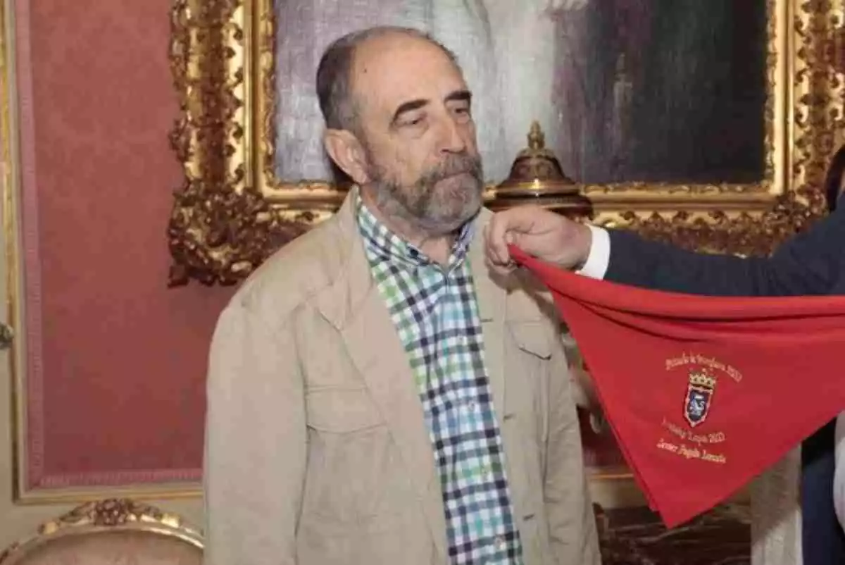 Javier Pagola recibiendo el Pañuelo de Pamplona en septiembre del 2017