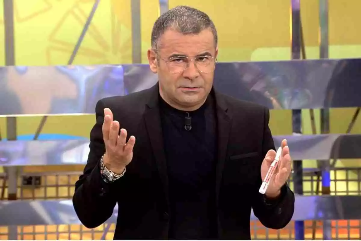 Jorge Javier Vázquez vestido de negro y con las manos alzadas sostiene un rotulador mirando a cámara