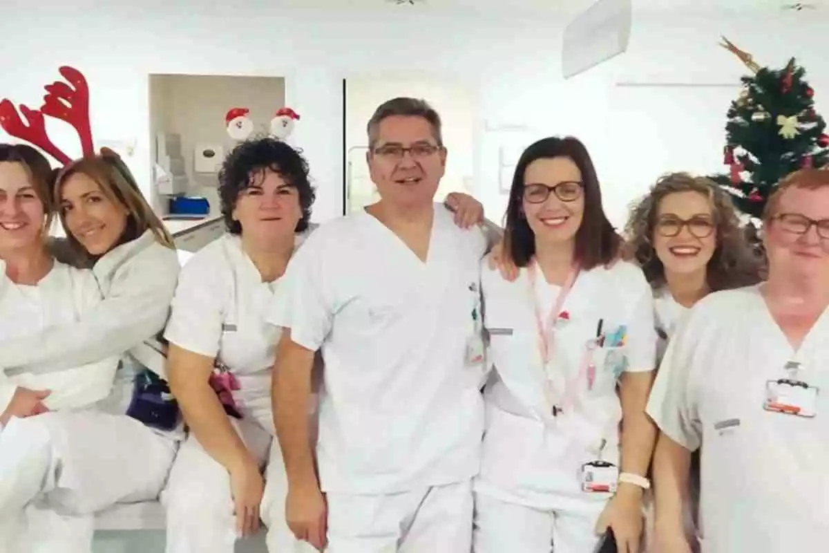 José Cuitavi junto a las seis enfermeras con las que trabajaba