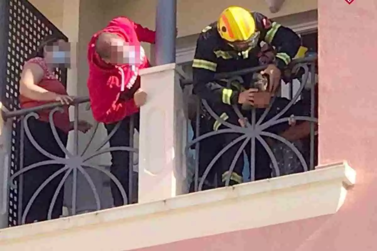Los Bomberos rescatan a un niño atrapado entre los barrotes de un balcón en un hotel de Alicante