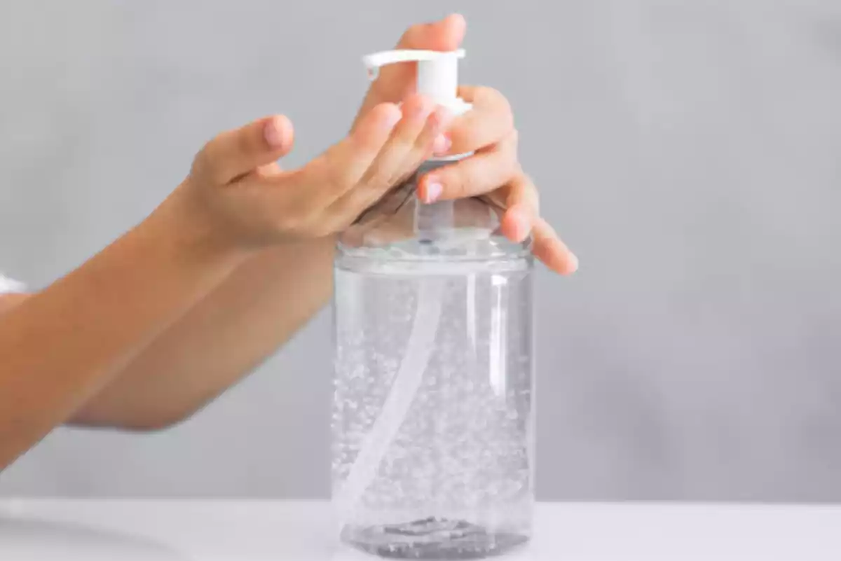 Manos de un niño echándose gel hidroalchólico