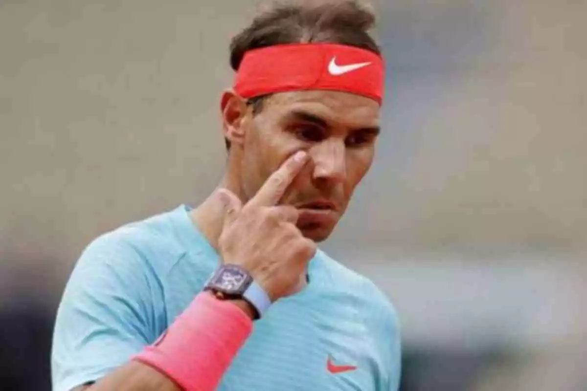 Rafa Nadal luciendo su reloj en las pistas del Roland Garros