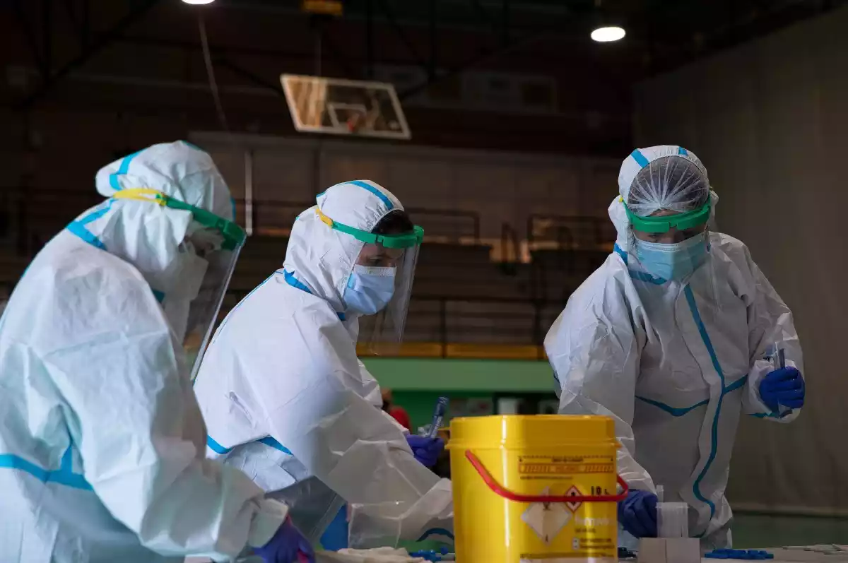 Sanitarios trabajando durante las pruebas de cribado de covid-19 con test de antígenos en Sevilla, el 28 de octubre del 2020