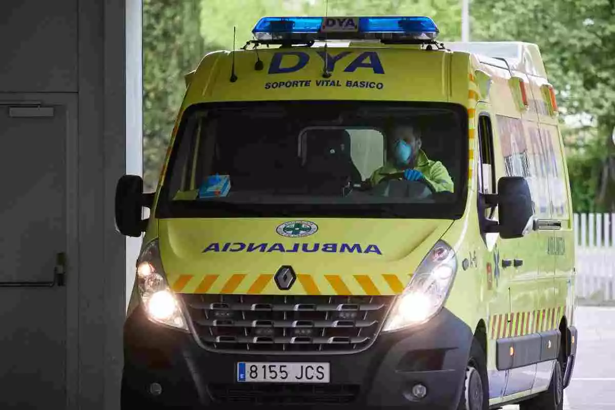Una ambulancia del DYA Navarra en el Complejo Hospitalario de Navarra