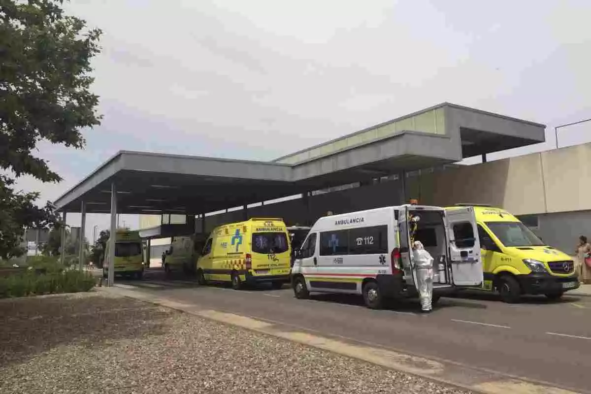 Varias ambulancias estacionadas a las afueras del Hospital San Pedro de Logroño