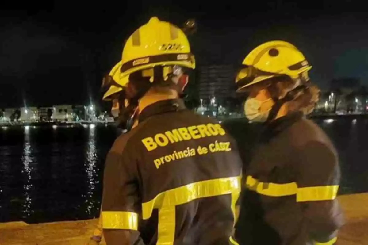 Varios bomberos en el rescate de un cuerpo en el puerto de La Línea de la Concepción (Cádiz)