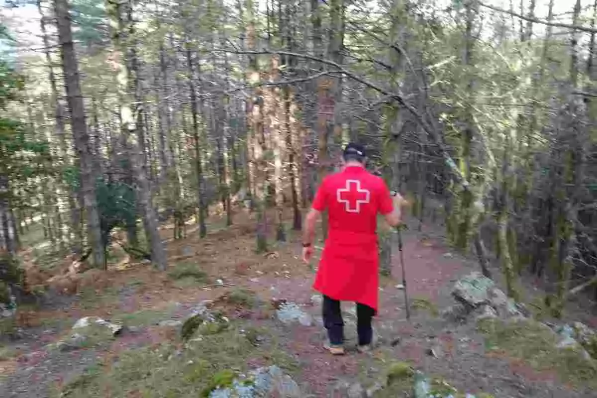 Voluntario de la Cruz Roja en tareas de búsqueda de un montañero desaparecido en el País Vasco