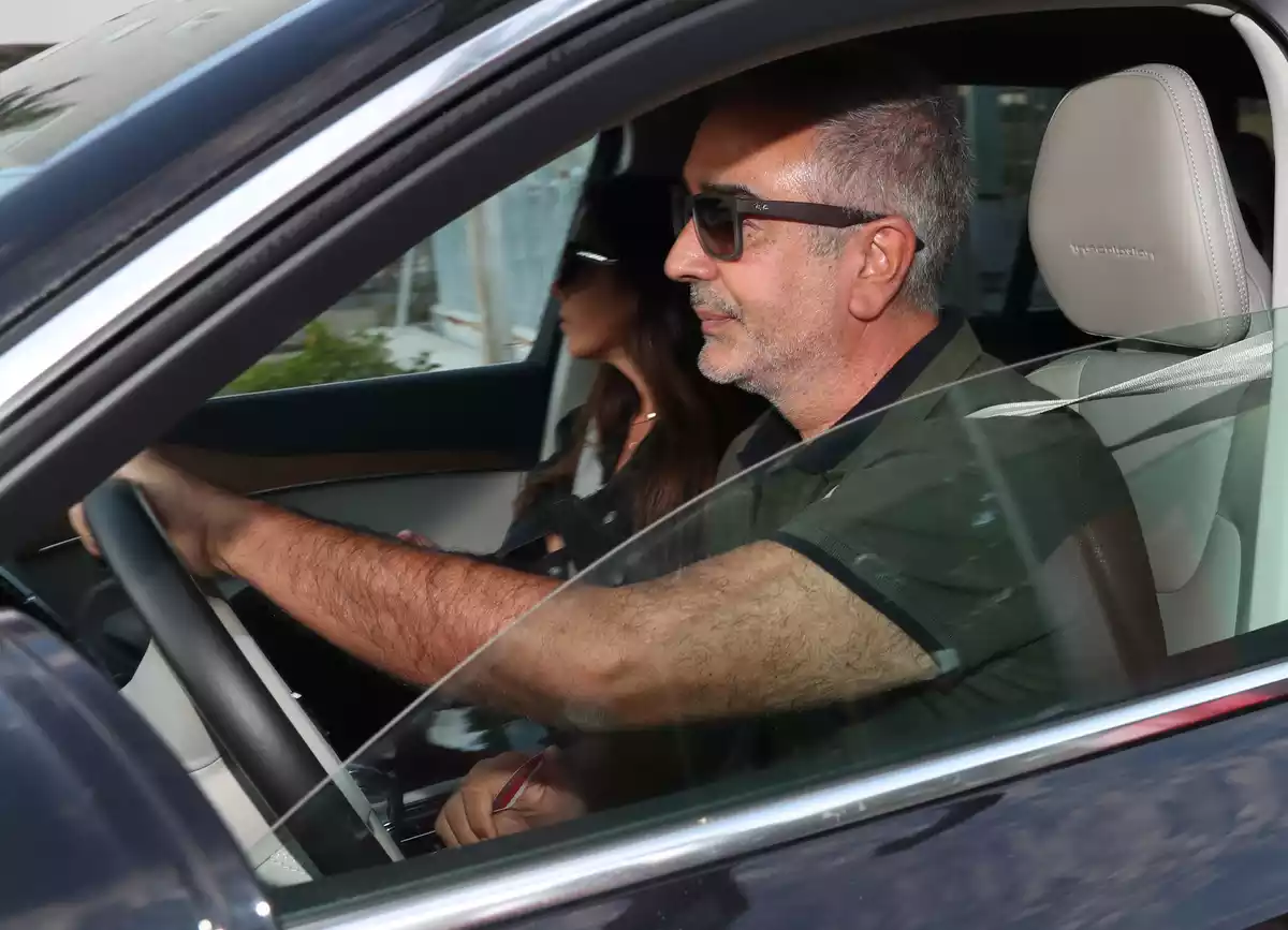 Agustín Pantoja al volante de un vehículo con su hermana, Isabel Pantoja, al lado