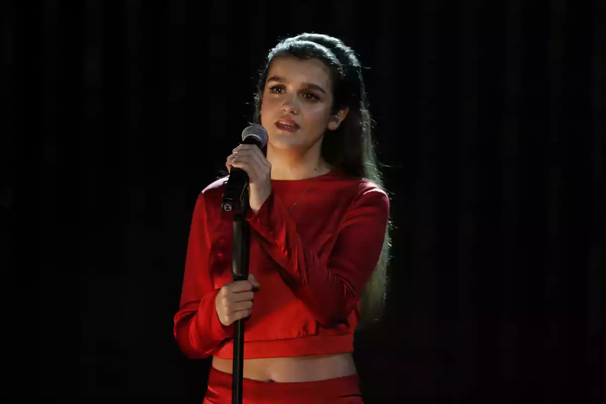 Amaia Romero en el escenario en pleno concierto vestida de rojo