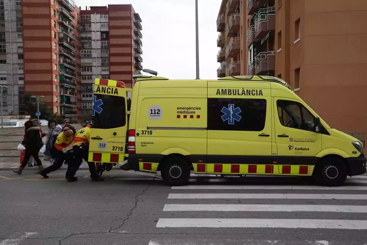 Ambulancia con sanitarios cargando un herido