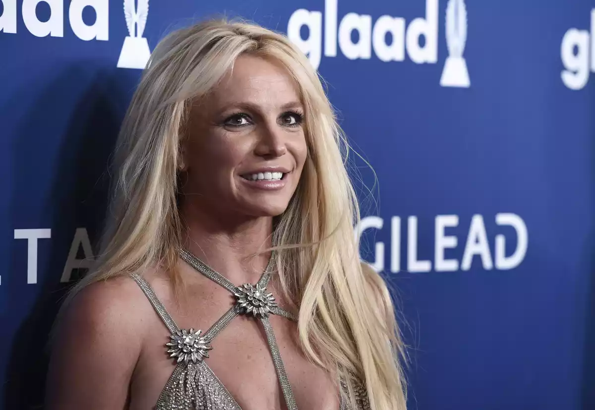Britney Spears con el pelo rubio en un photocall