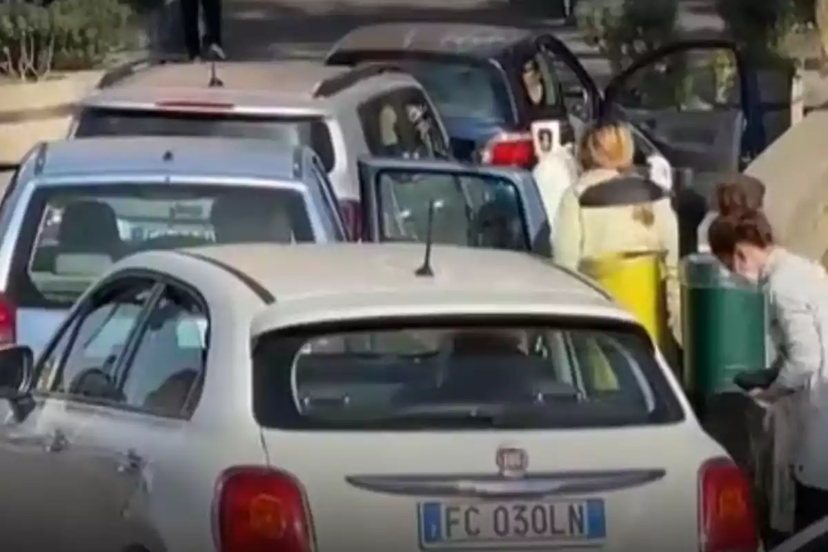 Colas de coches en un hospital de Nápoles donde se les suministra el oxígeno