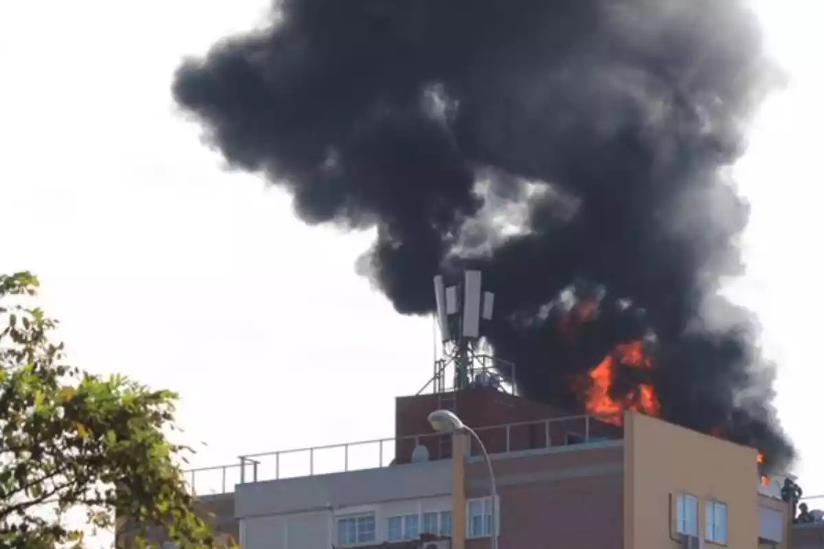 Columna de humo de un incendio en una azotea en Madrid