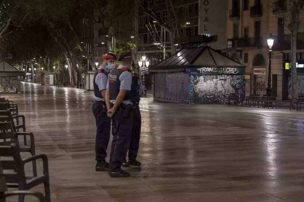 Control de los mossos de esquadra en la Rambla de Barcelona durante el toque de queda nocturno