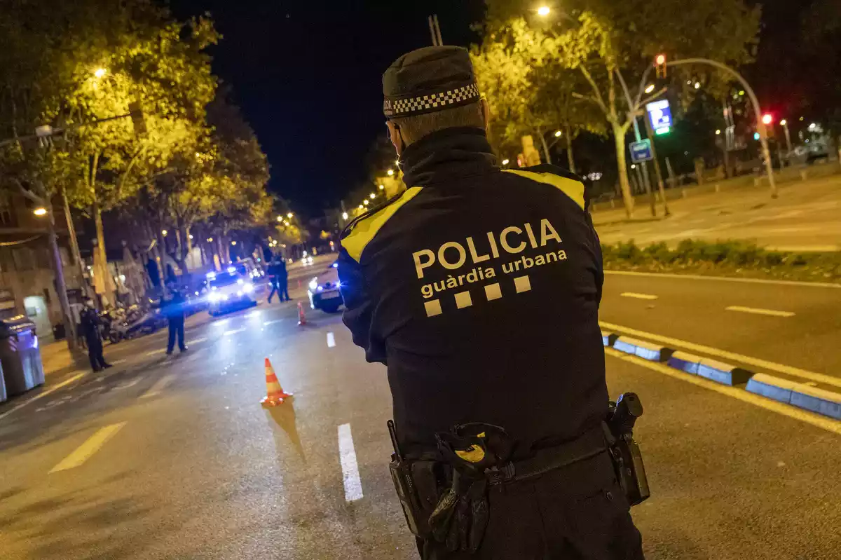 Control policial de la guardia urbana de Barcelona durante el toque de queda