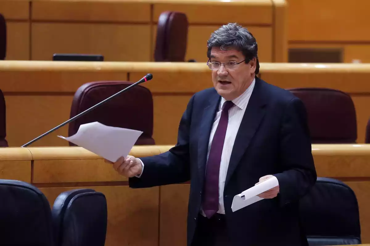 El ministro José Luis Escrivá hablando en el Senado