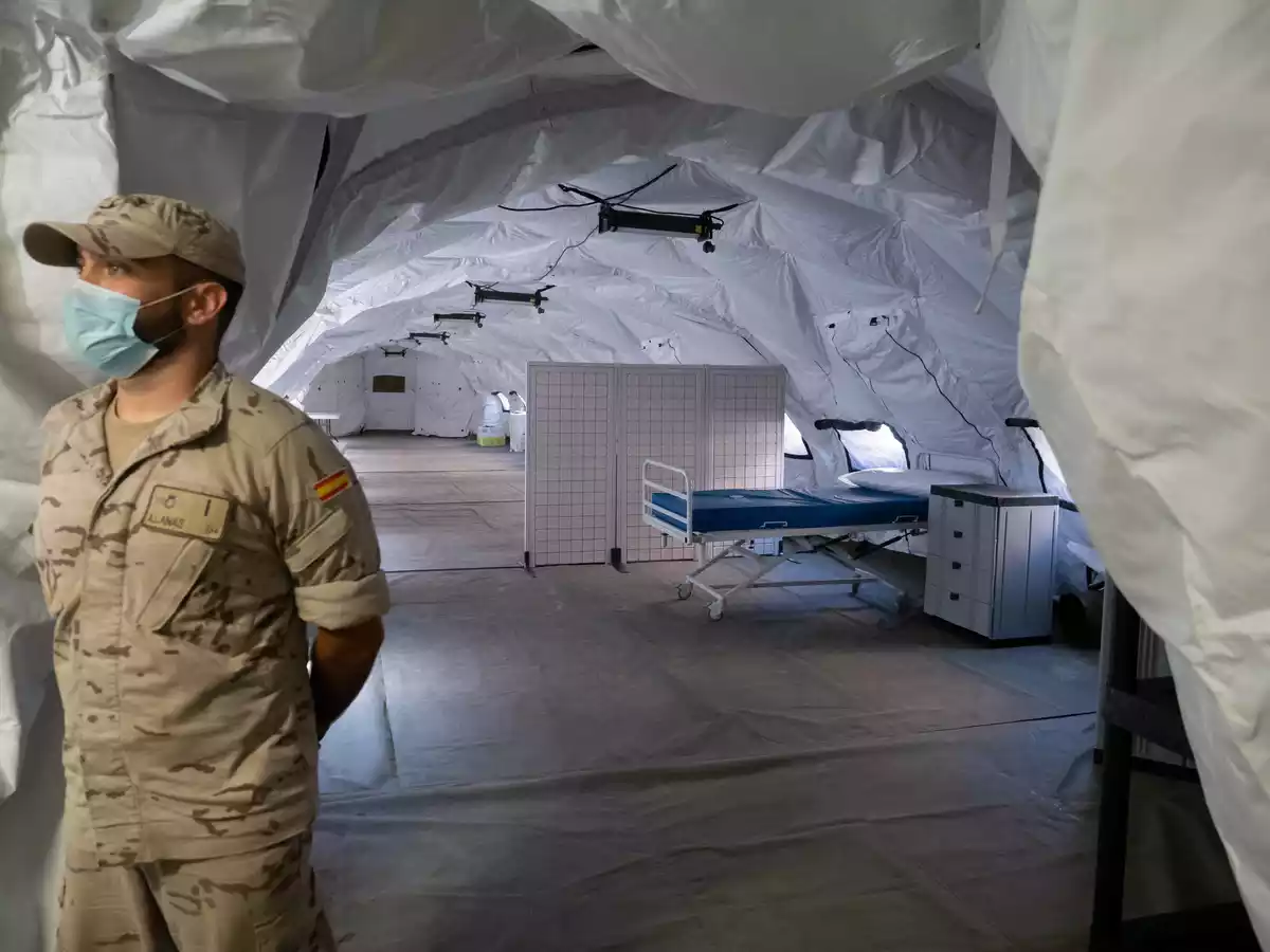 Hospital de campaña vigilado por un militar