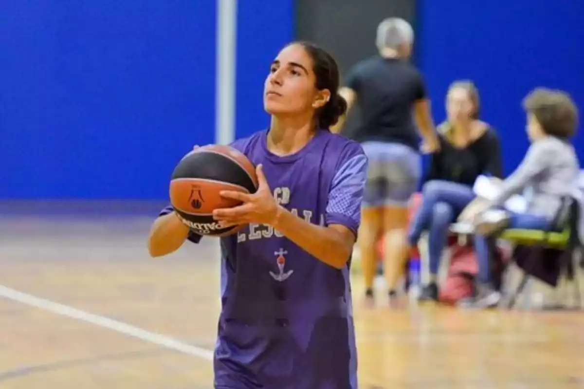 Imagen de archivo de Anna Casabella jugando a baloncesto