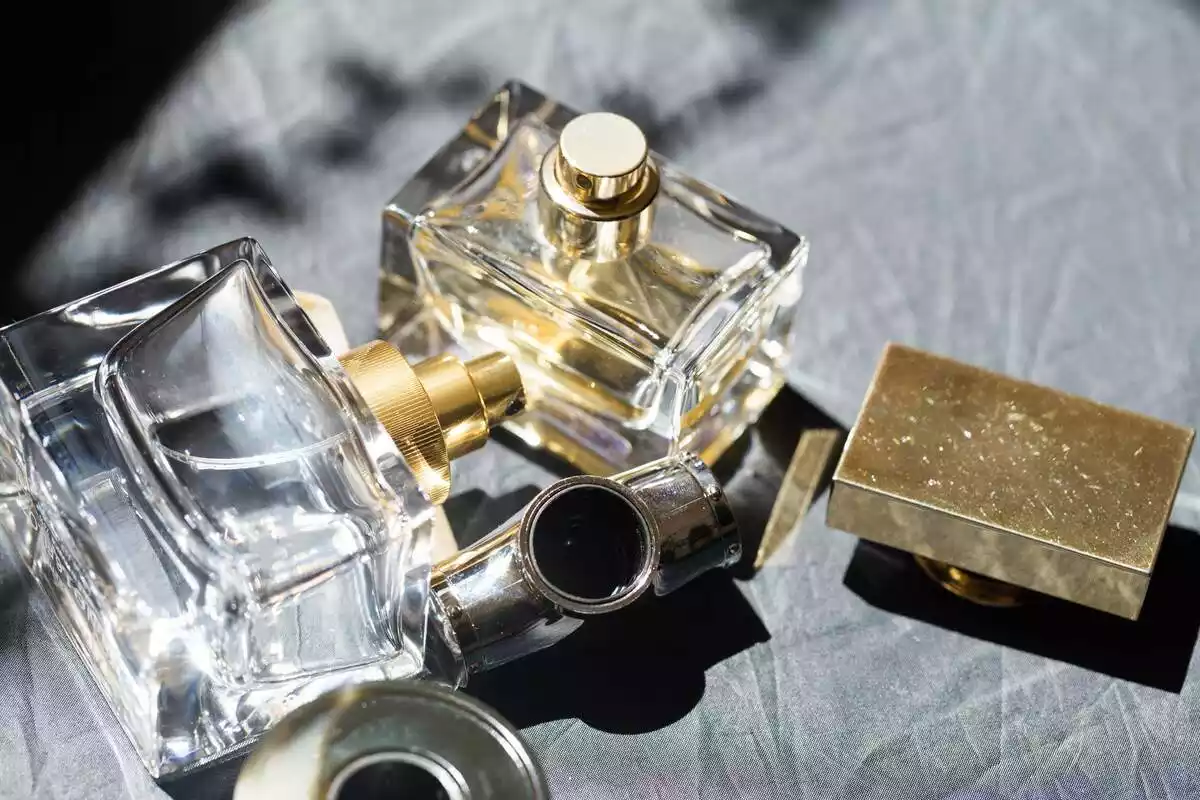 Imagen de archivo donde se ven frascos de perfume