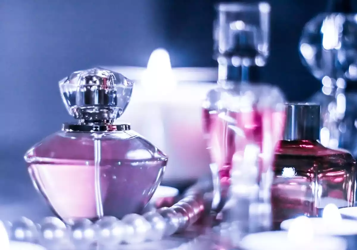 Imagen de archivo donde se ven frascos de perfume