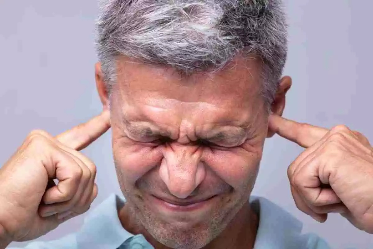 Imagen de hombre que padece tinnitus