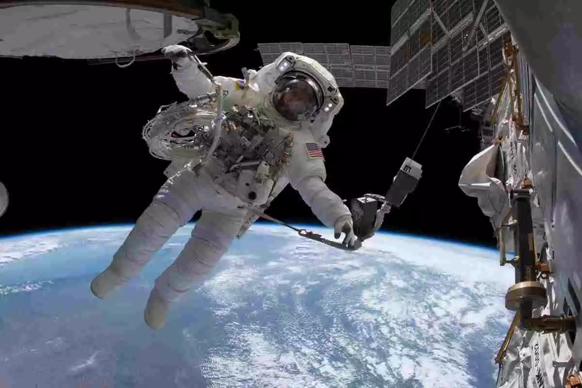 Imagen de un astronauta realizando un paseo espacial fuera de la EEI