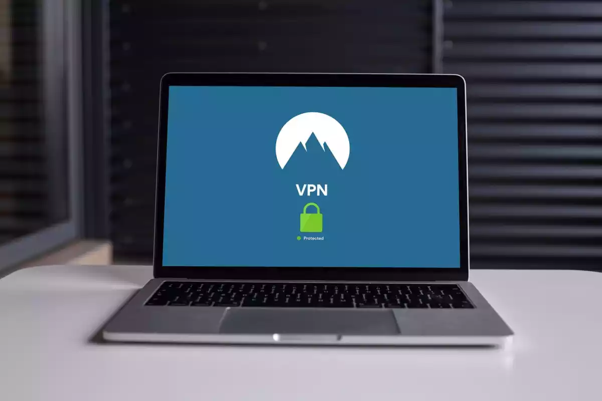 Imagen de un portátil con un VPN en la pantalla