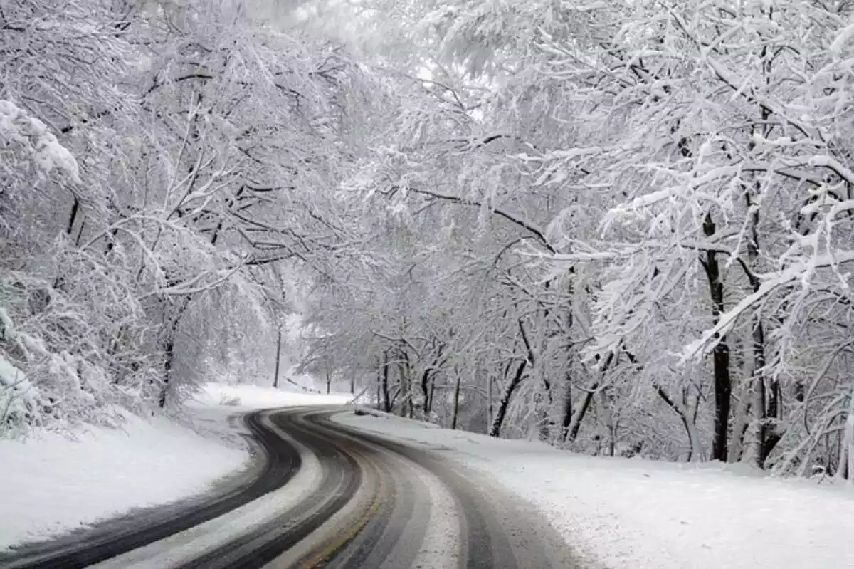 Imagen de una carretera de España nevada